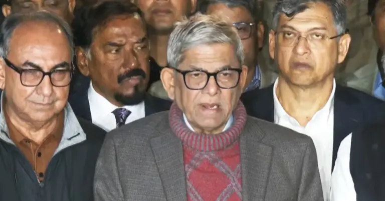 সাংবাদিকদের সামনে কথা বলছেন মির্জা ফখরুল